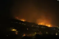 Már Izmir városát fenyegetik a hatalmas török erdőtüzek