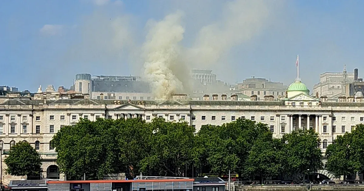 Tűz ütött ki a londoni Somerset House-ban, 125 tűzoltót vezényeltek a helyszínre