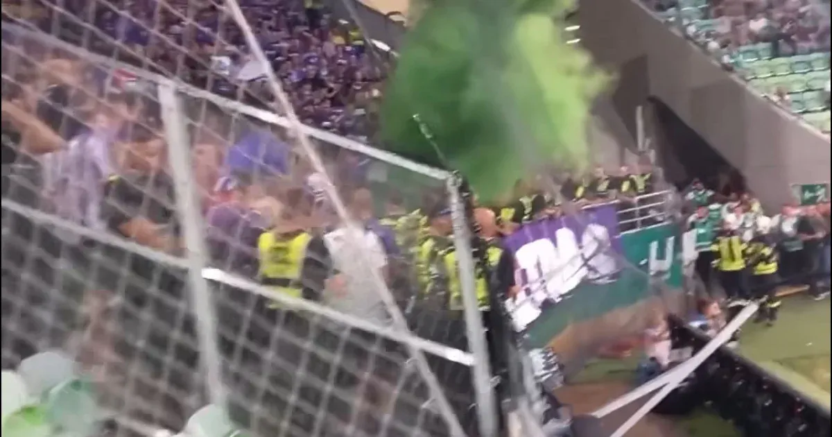 Zöld füstbombát pukkantottak a fradisták az Újpest-szurkolók feneke alatt