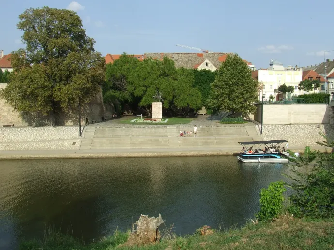 Akkor nézzük meg a szemben fekvő szigetről, hogy talapzata nélkül is könnyen kiszúrnánk-e a szobrot? Fotó: Laczó Balázs/ Telex