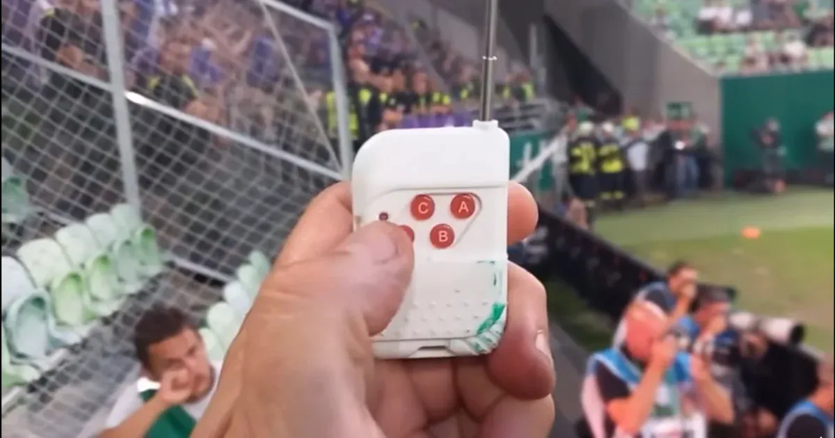 Távirányítós füstbomba miatt nyomoz a rendőrség a Fradi-Újpest meccs után