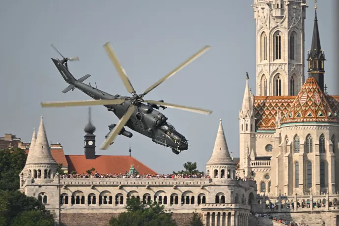 Gripenek nemzeti színű füstcsíkkal, Mi-24P helikopter és Z-143/242 típusú kiképző repülőgépek kötelékben repülnek a Duna felett – Fotó: Balogh Zoltán, Lakatos Péter / MTI; Kisbenedek Attila / AFP