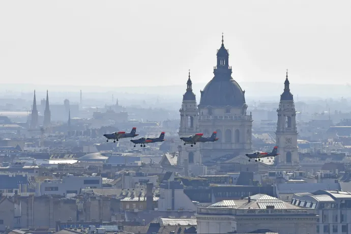 Gripenek nemzeti színű füstcsíkkal, Mi-24P helikopter és Z-143/242 típusú kiképző repülőgépek kötelékben repülnek a Duna felett – Fotó: Balogh Zoltán, Lakatos Péter / MTI; Kisbenedek Attila / AFP