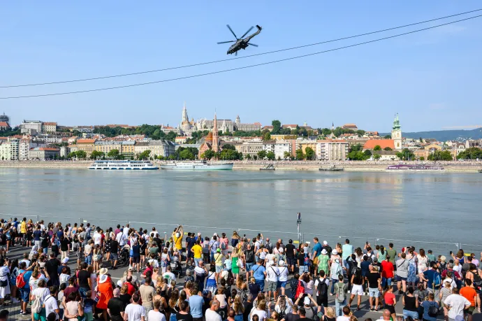 A Magyar Honvédség H-225M szállító helikoptere és szintén a honvédség Airbus H225M helikopterének bemutatója – Fotó: Balogh Zoltán, Lakatos Péter, Vasvári Tamás / MTI