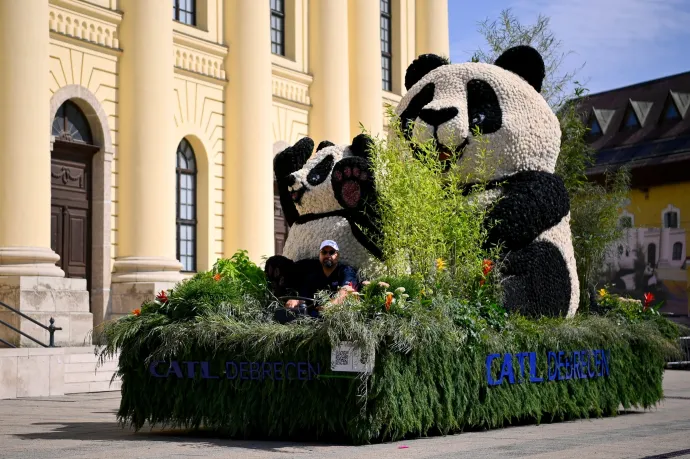 Akkugyáras pandabanda és postatündérek is felvonultak a debreceni virágkarneválon