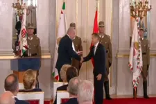 Akkora kézfogást mutatott be Sulyok Tamás, hogy Nobel-díjas áldozatának kellett leállítania
