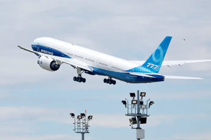 Egy Boeing 777X típusú tesztrepülőgép száll fel a Paine Fieldről 2024. június 26-án a Washington állambeli Everettben – Fotó: Jennifer Buchanan / AFP