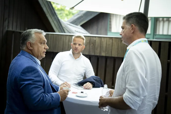 Orbán Viktor miniszterelnök felkészül a tranzitos beszélgetésére a megafonos Bohár Dániellel 2023. augusztus 25-én – Fotó: Fischer Zoltán / Miniszterelnöki Sajtóiroda / MTI