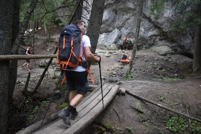 Pista épp megérkezik, miközben a többi túrázó már javában pihen – Fotó: Tőkés Hunor / Transtelex