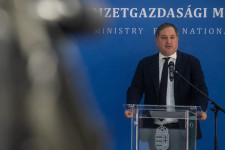 Már megközelítette azt a szintet a minimálbér, amit Nagy Márton 2027-re vállalt