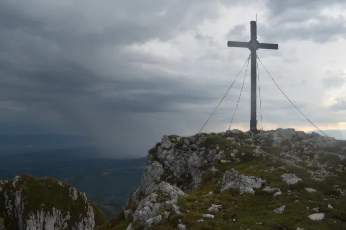 Az Öcsém tető keresztje és kilátása, miután a szél elfújta a ködöt – Fotók: Tőkés Hunor / Transtelex