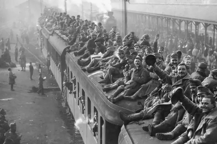 Katonák egy vonat tetején a Keleti pályaudvaron, 1918 novemberében – Fotó: Central and Eastern European Online Library