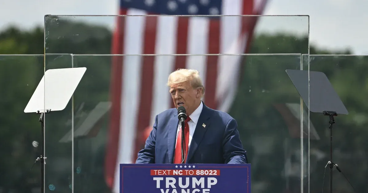 Trump golyóálló üveg mögött tartotta meg első beszédét a merényletkísérlet óta