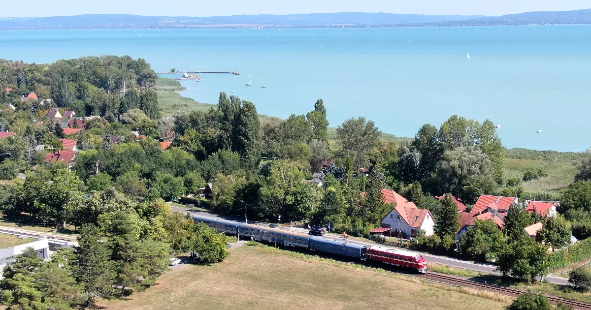 Biciklist gázolt el a vonat Balatonfenyvesnél