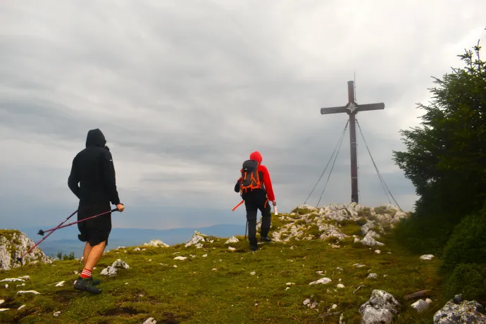 Az Öcsém tető keresztje és kilátása, miután a szél elfújta a ködöt – Fotók: Tőkés Hunor / Transtelex