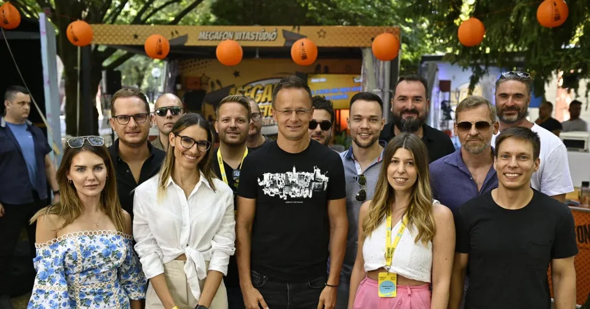 Szijjártó Péter a megafonosoknak is megköszönte, hogy kiállnak a szuverén magyar külpolitika mellett
