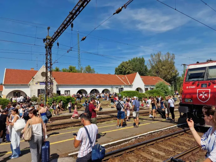 A Szabadbattyánban leszállított utasok – Fotó: Olvasónk