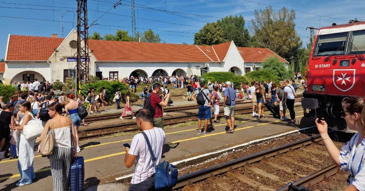 Eltört a sín a Balaton déli partja felé, a Strand Fesztiválra tartó utasok tömegei várakoznak