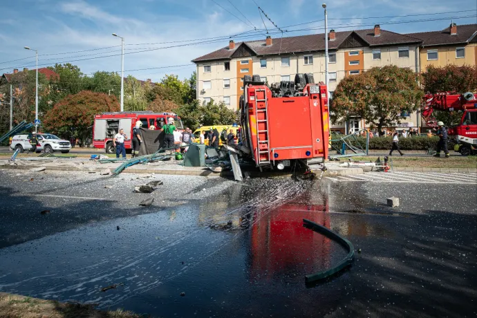 Felborult és letarolt egy villamosmegállót egy tűzoltóautó Szegeden