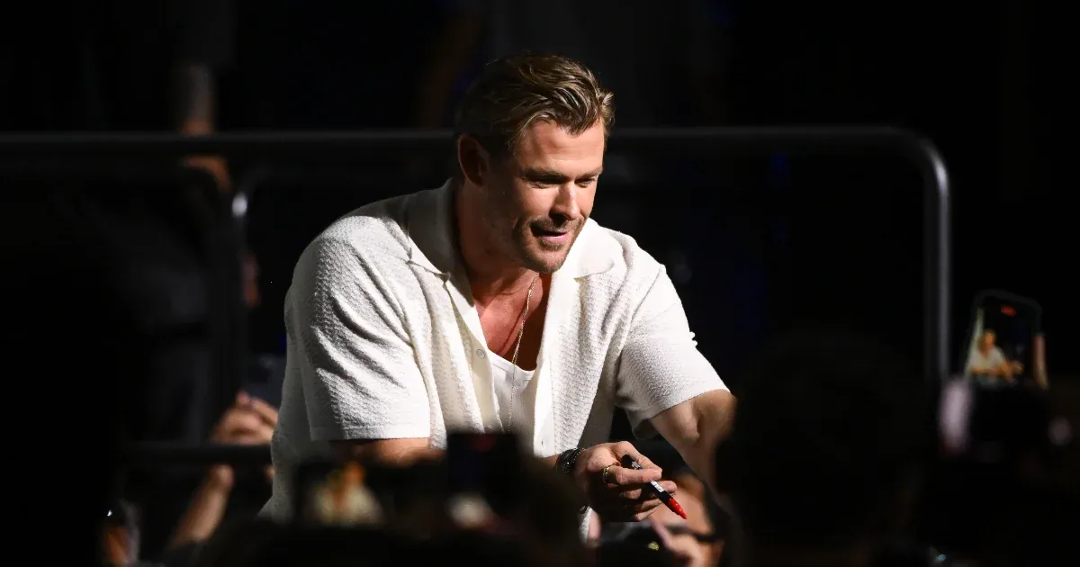 Chris Hemsworth végigdobolt egy dalt Ed Sheeran bukaresti koncertjén