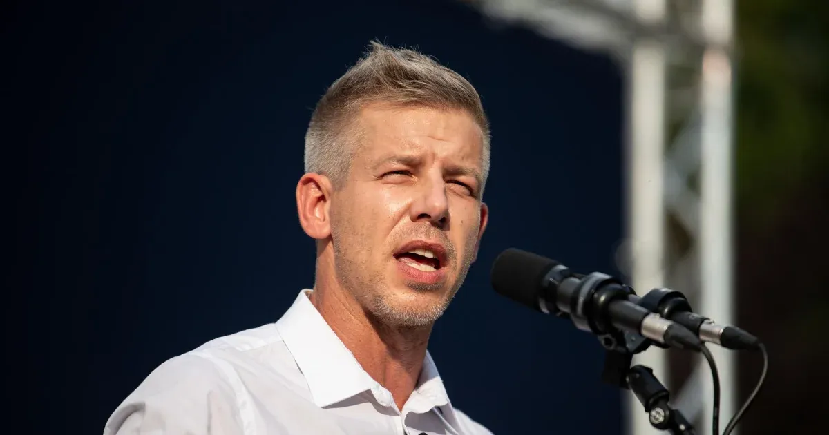 Magyar Péter feljelentést tenne a drágán vásárolt kormányzati irodaépületek miatt