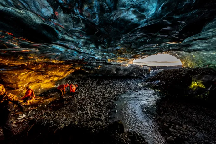 A Breiðamerkurjökull gleccser egyik jégbarlangja 2023. januárjában – Fotó: Nurphoto / Manuel Romano / Getty Images