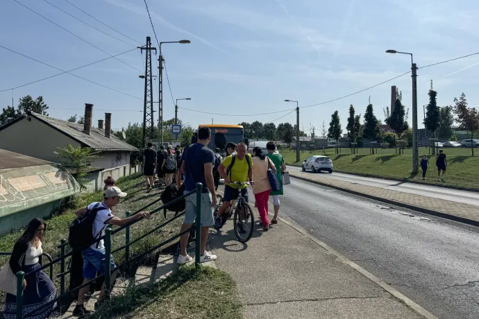 Vonatpótló busz érkezik Rákos vasútállomásra – Fotó: Nádor András / Telex