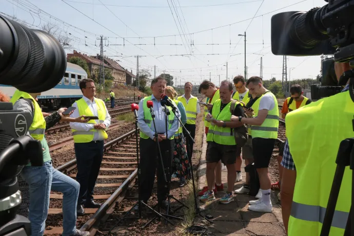 Egy váltóalkatrész eltört, a másik vonat vezetője időben vészfékezett, ezért nem lett nagyobb baj a Keletiben