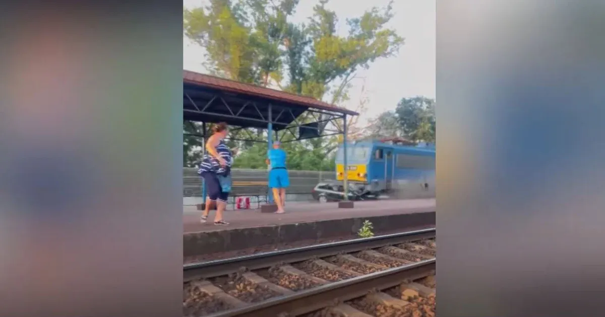 Halálos vonatgázolás Cegléden: videón, ahogy a fékező vonat a riadt utasok mellett az egész állomáson áttolja az elütött autót