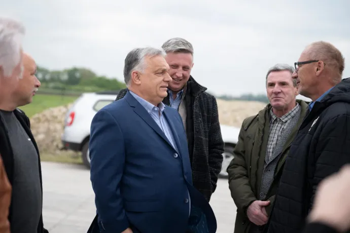 Győrffy Balázs Orbán Viktor mögött a miniszerelnök kampányturnéjának első állomásán, Nemesgörzsönyben – Forrás: Orbán Viktor / Facebook