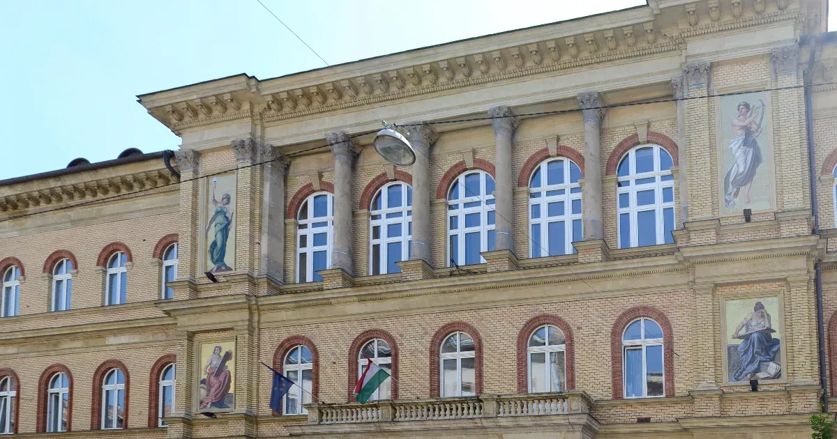 Ellenáll a budapesti Madách Imre Gimnázium, nem tiltja ki a mobilokat szeptembertől