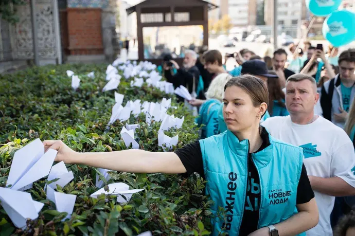 A Telegram logójára utaló papírrepülőket helyeznek el emberek Franciaország Moszkva központjában lévő nagykövetsége előtt, Pavel Durov támogatásának jeléül, augusztus 25-én – Forrás: Andrej Davankov / Telegram / AFP