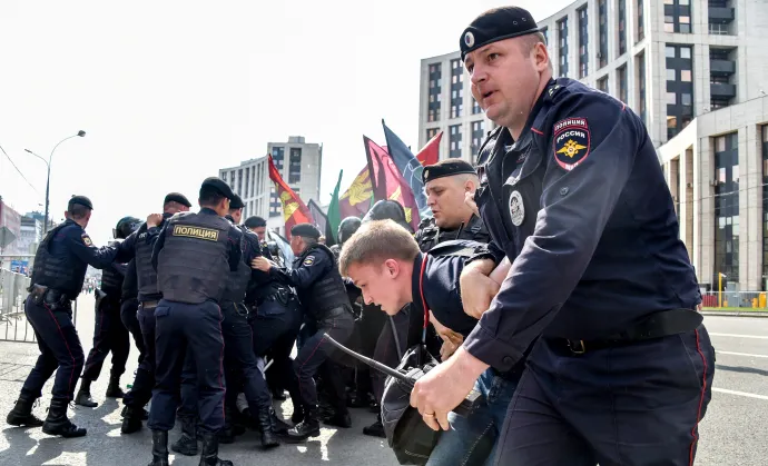 Orosz rohamrendőrök őrizetbe vesznek egy ellenzéki aktivistát egy, a Telegram oroszországi korlátozása elleni tüntetésen, 2018. május 13-án – Fotó: Vasily Maximov / AFP