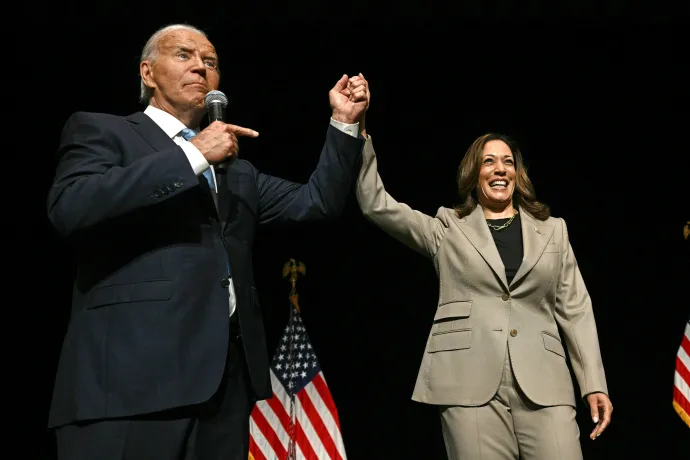 Joe Biden amerikai elnök és Kamala Harris alelnök egy marylandi kampányeseményen, miután az alelnök átvette a demokrata elnökjelöltséget Bidentől – Fotó: Brendan Smialowski / AFP