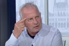 Bencsikék a HírTV-ben: Csessze meg a Madách gimi, ne a mobilon pötyögje ki a gyerek, hogy 2x2=4