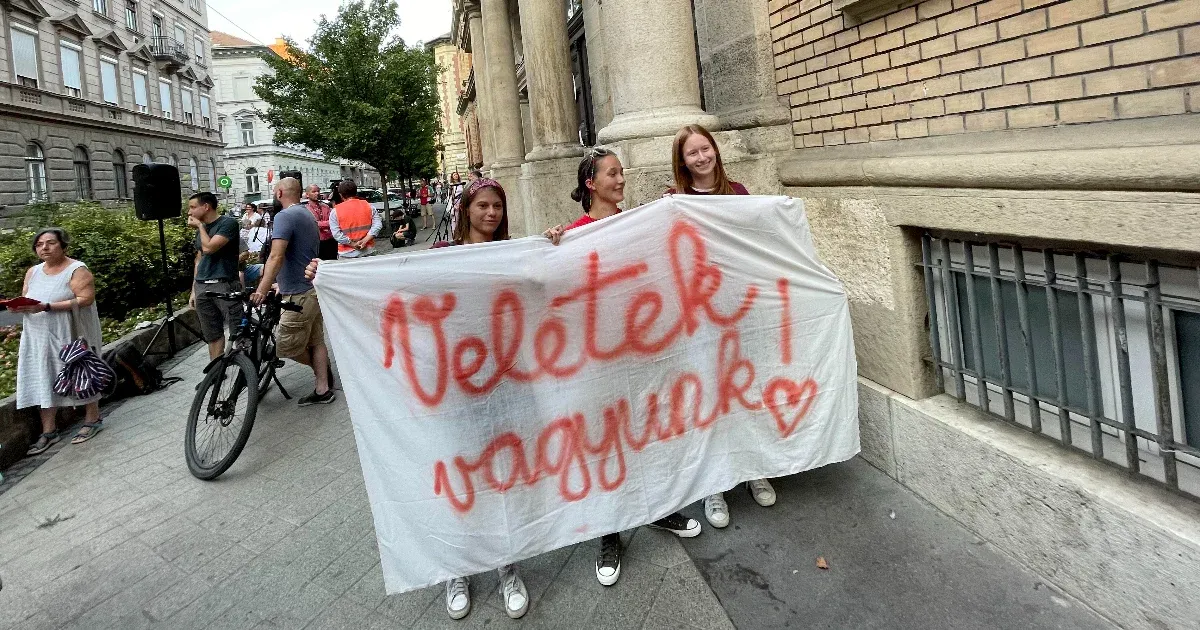 Tüntettek a Madách Imre Gimnázium előtt a kirúgott igazgató miatt