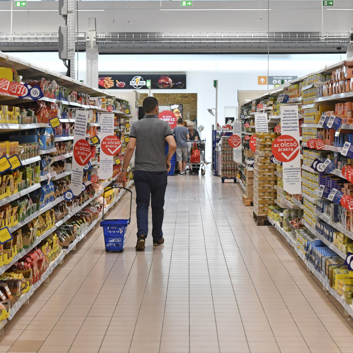 Lényegében kartellezéssel gyanúsítja a boltláncokat a kormány, amiért árat mertek emelni