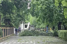 Viharokra és záporokra figyelmeztetnek a meteorológusok