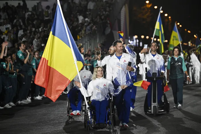 A román csapat bevonulása a párizsi paralimpiai játékokon 2024. augusztus 28-án – Fotó: Julien De Rosa / AFP 