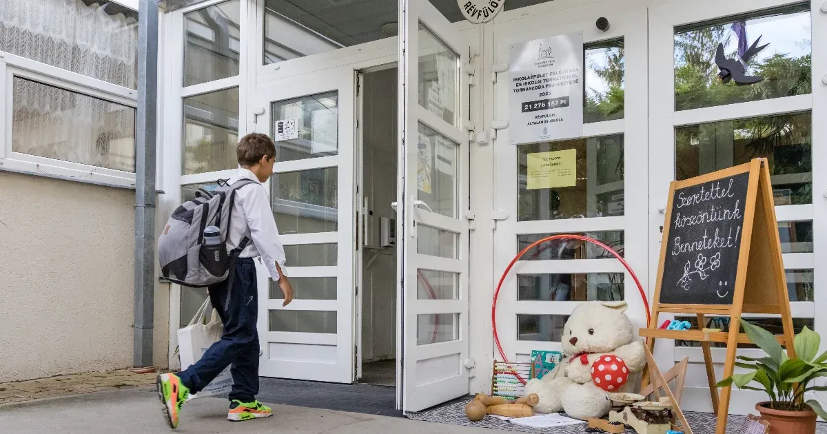 Iskolaigazgatók menesztése, pedagógushiány, okoseszközök korlátozása – így kezdődik hétfőn a tanév