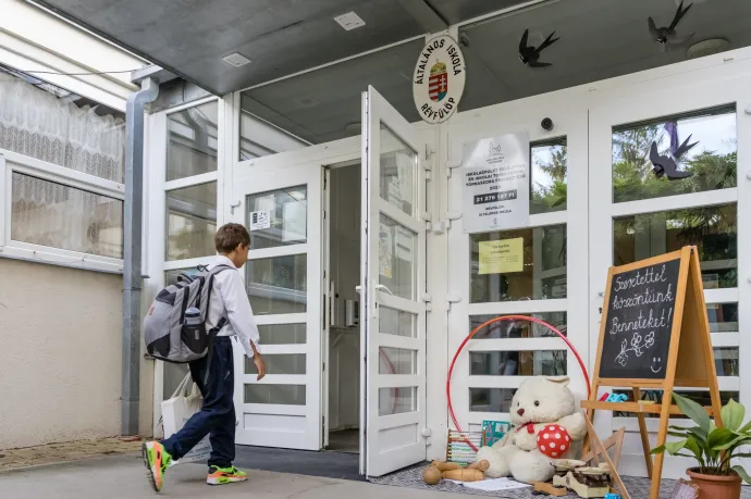 Iskolaigazgatók menesztése, pedagógushiány, okoseszközök korlátozása – így kezdődik hétfőn a tanév