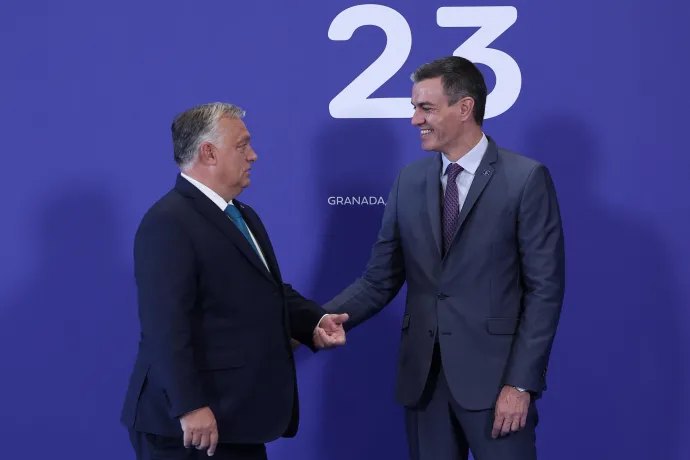 Orbán Viktor és Pedro Sanchez spanyol miniszterelnök az Európai Politikai Közösség csúcstalálkozójának második napjára a dél-spanyolországi Granadában 2023. október 6-án – Fotó: Thomas Coex / AFP