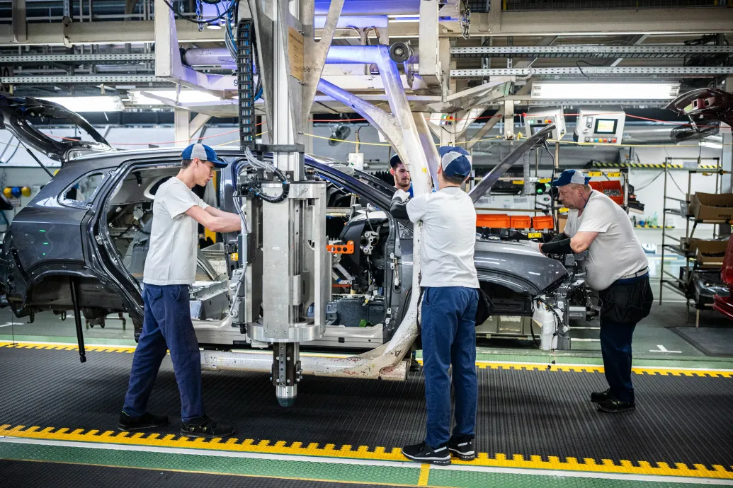Több éves bérmegállapodást szorgalmaznak a munkaadók és a szakszervezetek, ágazati tarifa is bejöhet a garantált bérminimum mellé