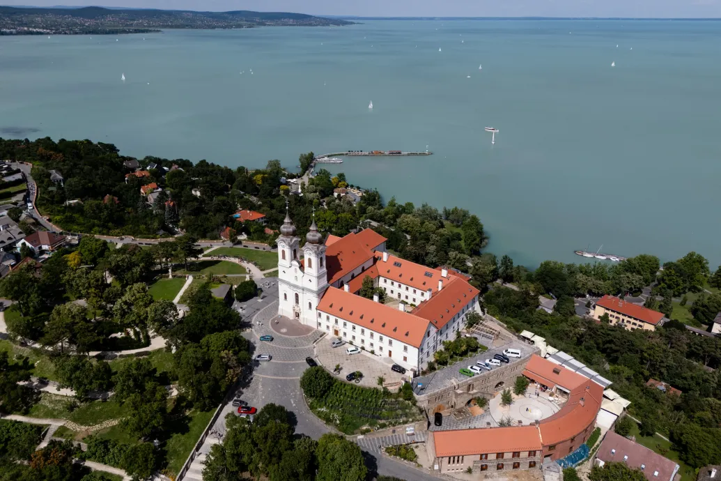 A Balatonnál és Észak-Magyarországon folyik be a legtöbb idegenforgalmi adó