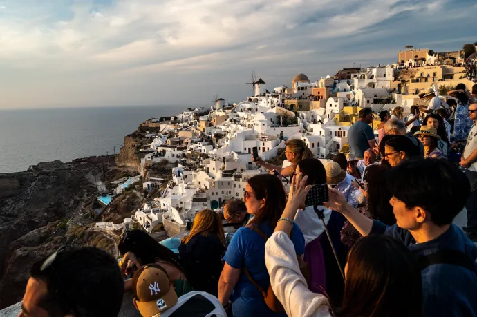 Úgy ellepték a turisták Szantorinit, hogy a polgármester már egzisztenciális válságtól tart