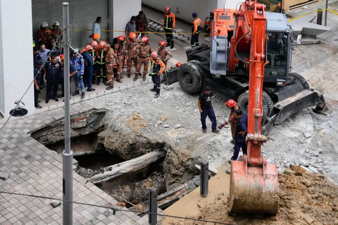 Nem keresik tovább a beszakadt járda alatti nyolcméteres gödörbe esett nőt Kuala Lumpurban