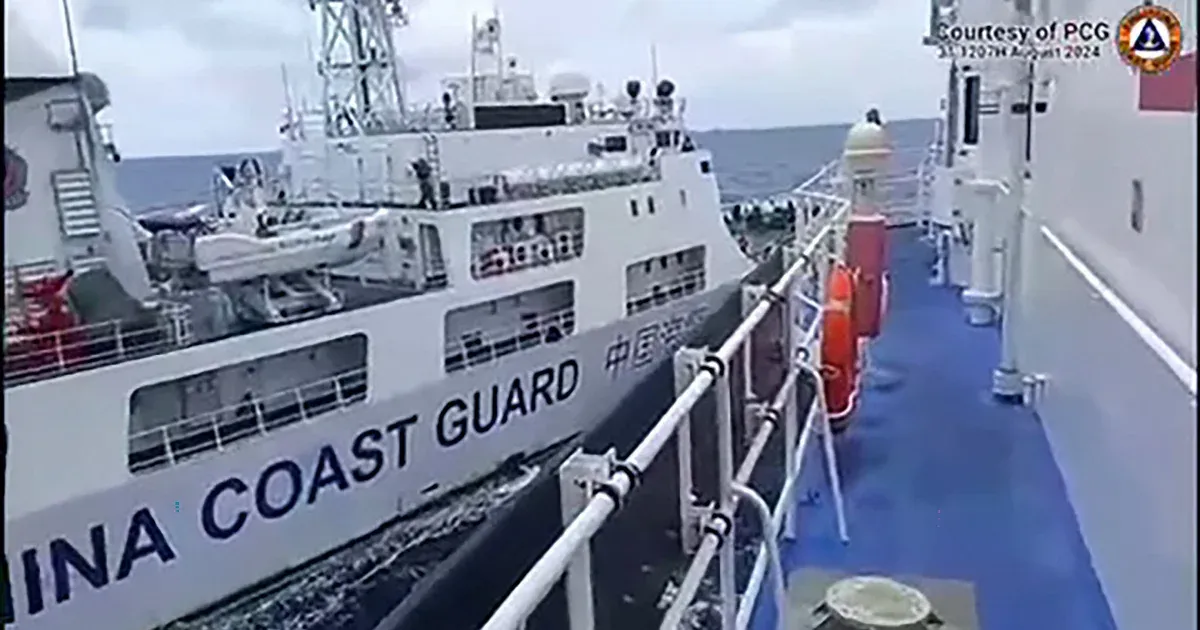 Videón, ahogy a kínai parti őrhajó felöklel egy Fülöp-szigetekit