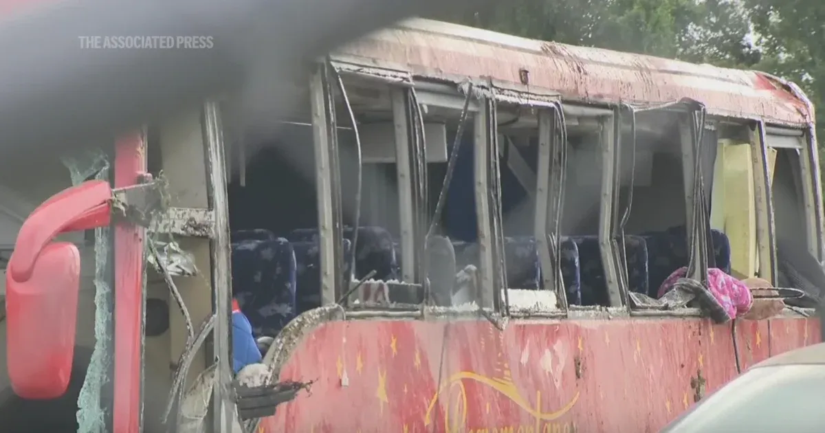 Hét halálos áldozata és több tucat sérültje van a Mississippiben történt buszbalesetnek