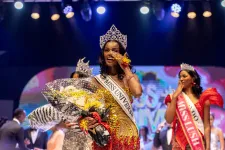 Megkérdőjelezték a dél-afrikaiságát, úgyhogy otthagyta a szépségversenyt és megnyerte a Miss Universe Nigeriát