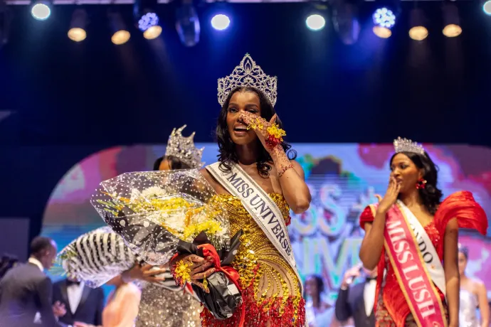 Megkérdőjelezték a dél-afrikaiságát, úgyhogy otthagyta a szépségversenyt és megnyerte a Miss Universe Nigeriát